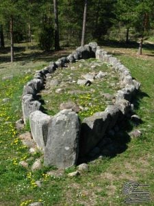 A stone ship on Gotland, Sweden. The so called “Tjelvar’s grave” was erected around 750 BC during the Nordic Bronze Age. Photo by dans le grand bleu